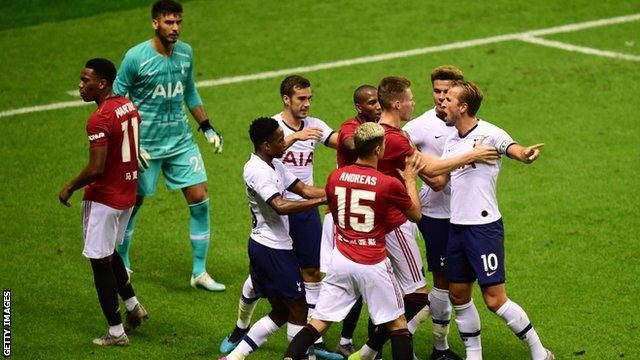 Players clash following Moussa Sissoko's challenge on Daniel James