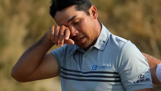 Jason Day wipes his face