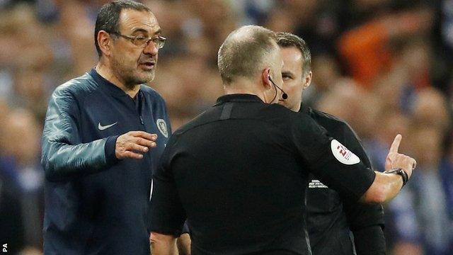 Maurizio Sarri and Jonathan Moss talking on the touchline