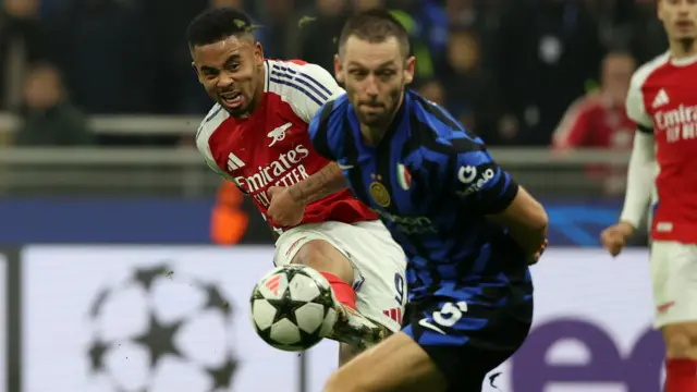 Gabriel Jesus attempts a shot at goal for Arsenal against Inter Milan