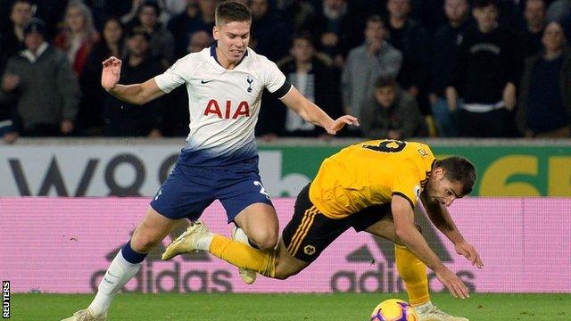 Juan Foyth pushes Jonny to give away a second penalty against Wolves