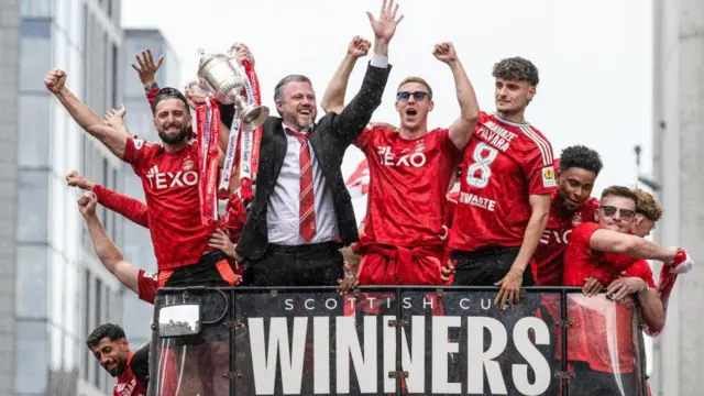Aberdeen parade the Scottish Cup around the city