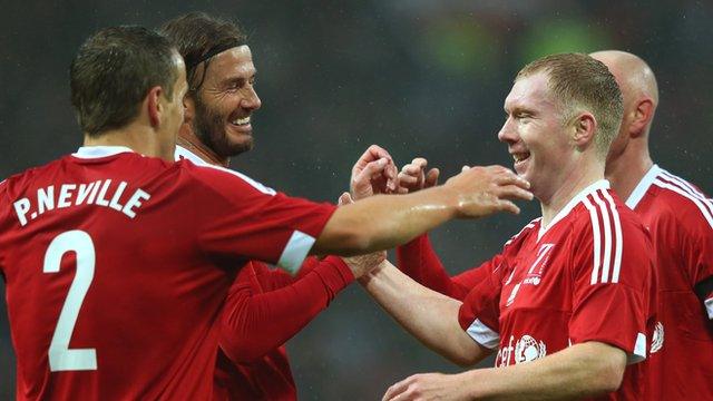 David Beckham & Paul Scholes turn back the clock