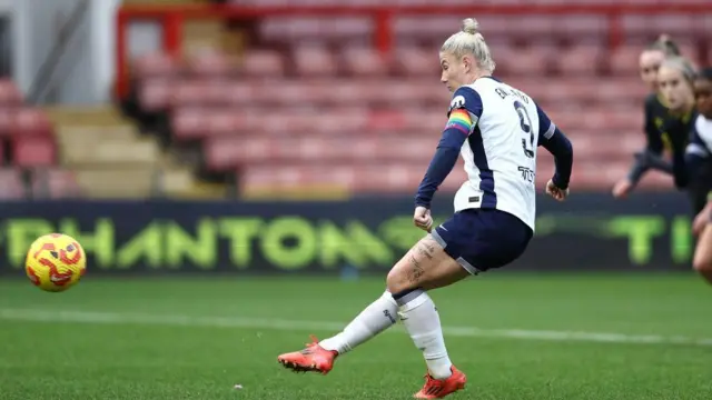 Beth England scoring a penatly