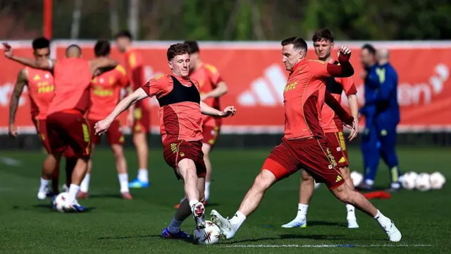 Elliot Anderson and Chris Wood of Nottingham Forest battle for possession during a training session
