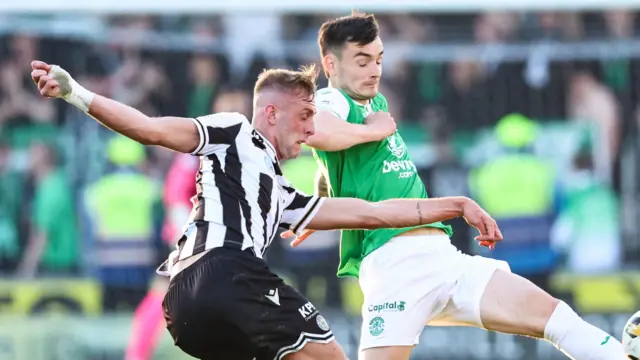 St Mirren's Killian Phillips and Hibernian's Dylan Levitt