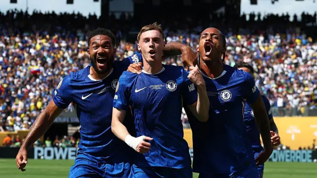 Chelsea players celebrate Cole Palmer goal