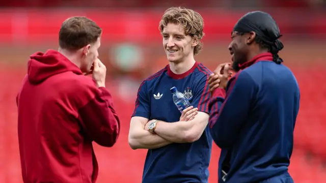 Anthony Gordon talks to Nottingham Forest player Elliot Anderson
