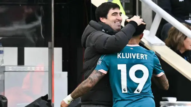 Andoni Iraola embraces Justin Kluivert