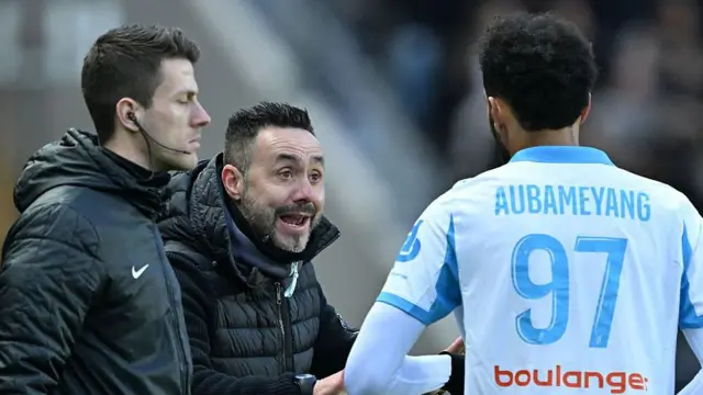 Roberto de Zerbi speaks to a player by the touchline