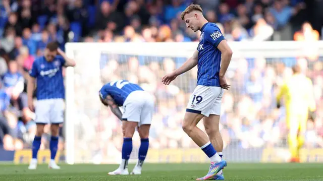 Liam Delap and Ipswich players look dejected