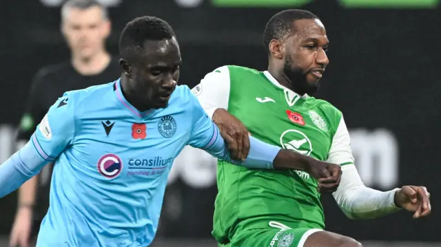 St Mirren's Roland Idowu and Hibernian's Junior Hoilett 