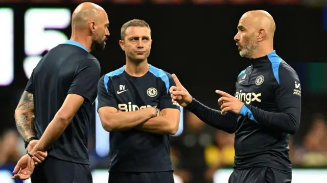 Enzo Maresca talking to Roberto Vitiello and Willy Caballero while in charge of Chelsea