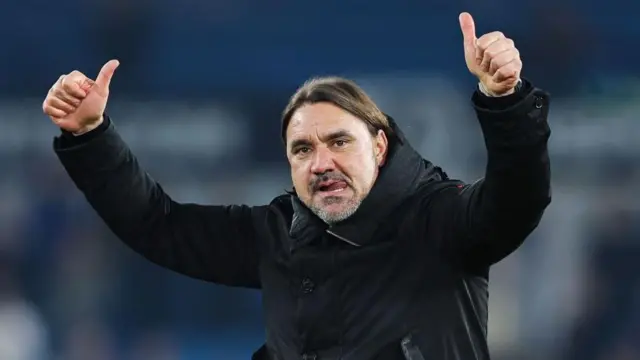 Daniel Farke puts his thumbs up