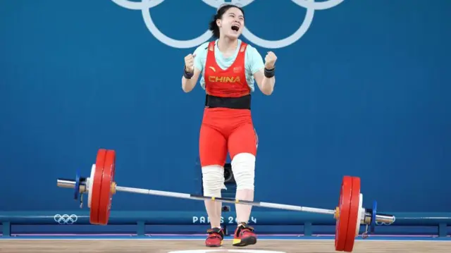 Luo Shifang lifts for gold