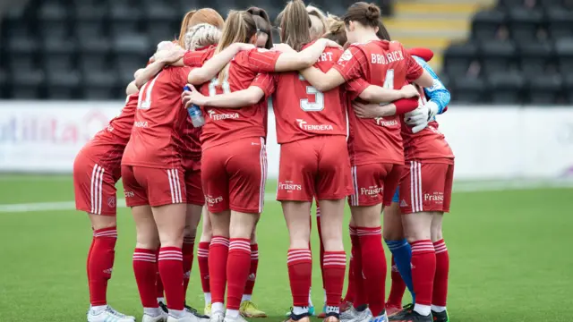 Aberdeen players in a huddle