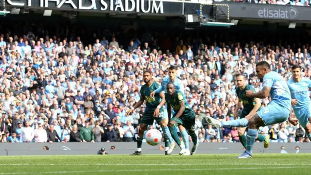 Gabriel Jesus scores for Man City