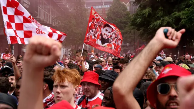 Fans of Arsenal celebrate