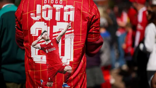 The back of a commemorative Liverpool shirt with 20 Jota and a picture on