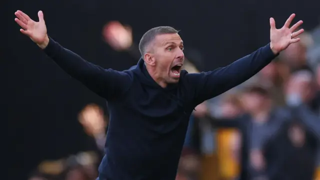 Gary O'Neil gestures towards the fourth official