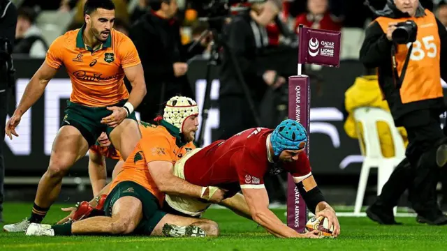 Tadhg Beirne scores a try