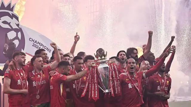 Liverpool players lifts the Premier League trophy