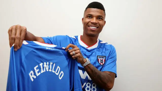 Reinildo holds a Sunderland shirt