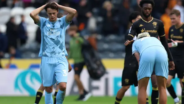 Perry Ng puts his hands on his head and Rubin Colwill crouches down after Cardiff City's defeat at Hull