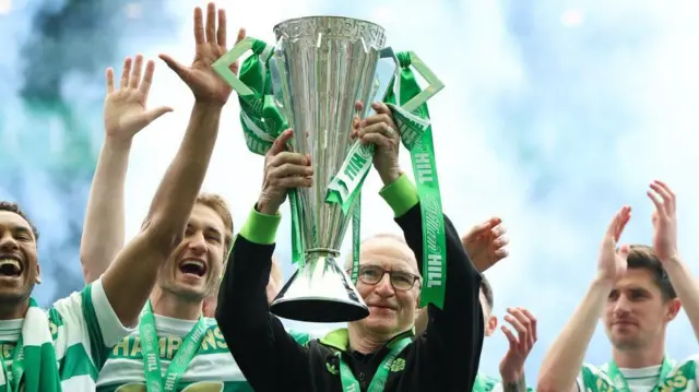 Martin O'Neill lifts the Scottish Premiership trophy