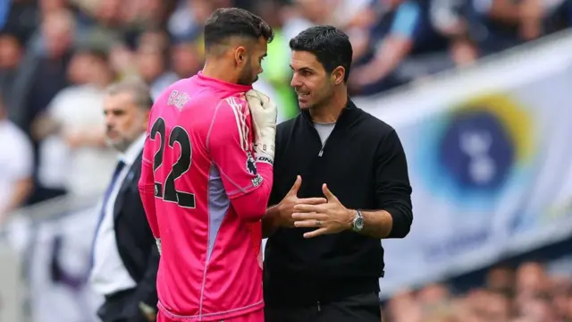 Mikel Arteta chats to David Raya