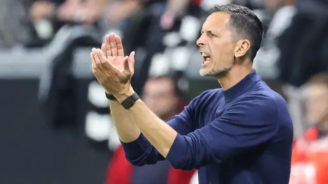 Dino Toppmoller applauds the Eintracht Frankfurt fans