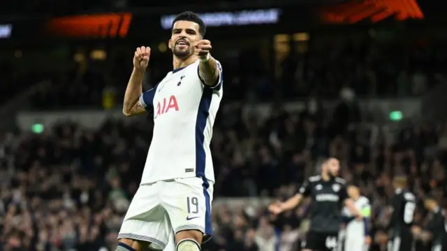  Dominic Solanke celebrates goal against Qarabag