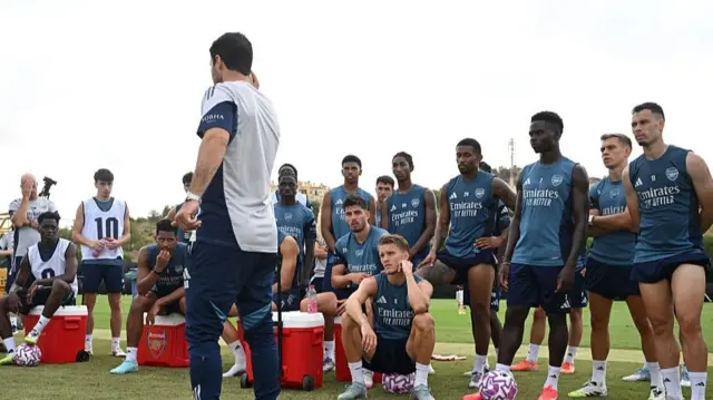  Mikel Arteta talks to Arsenal players