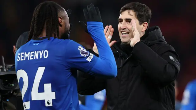 Andoni Iraola interacts with Antoine Semenyo