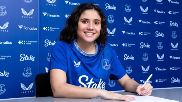 Louna Ribadeira signs her Everton contract