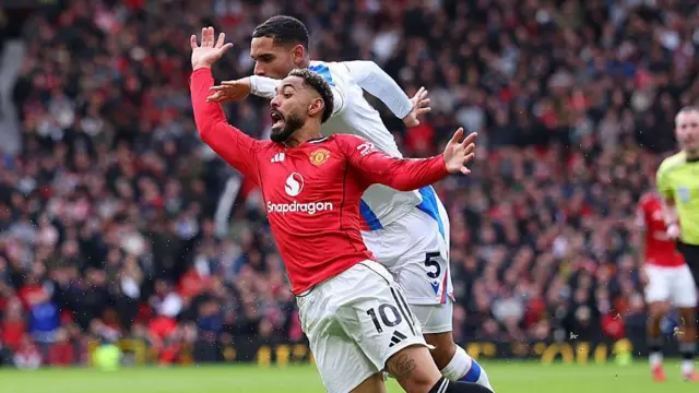 Maxence Lacroix and Matheus Cunha in action