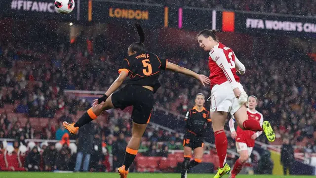 Lotte Wubben-Moy scores for Arsenal