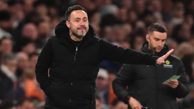 Tottenham Hotspur manager Roberto De Zerbi on the touchline 