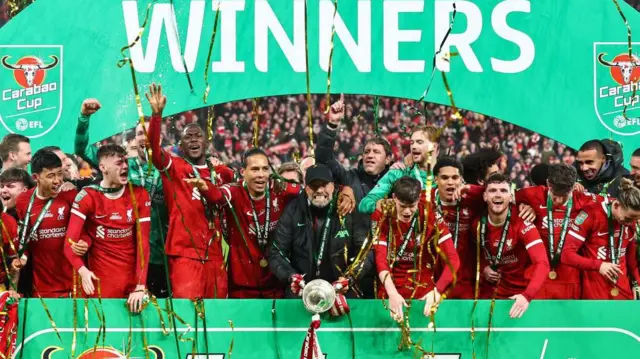 Jurgen Klopp lifts Carabao Cup with his team surrounded by confetti