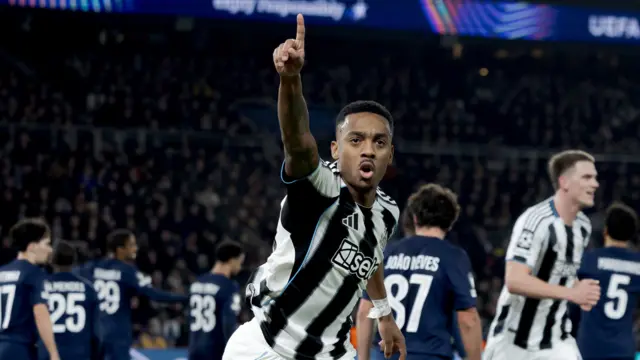 Joe Willock celebrates scoring