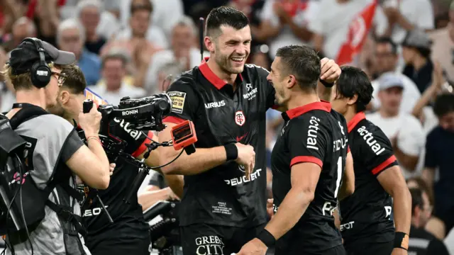 Blair Kinghorn celebrates with Thomas Ramos after Tolouse's victory in the Top 14 final