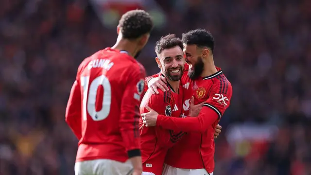 Bruno Fernandes of Manchester United (C) celebrates