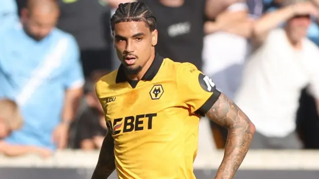 Ki-Jana Hoever in action for Wolves 