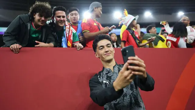 Elijah Just of New Zealand takes a selfie with fans