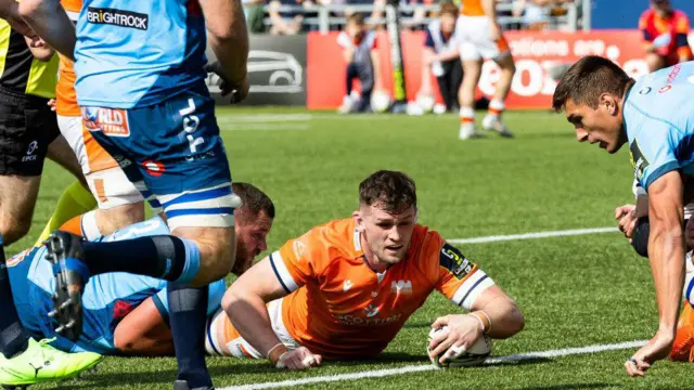 Edinburgh's Magnus Bradbury scores his side's second try