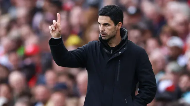 Mikel Arteta gives instructions during match