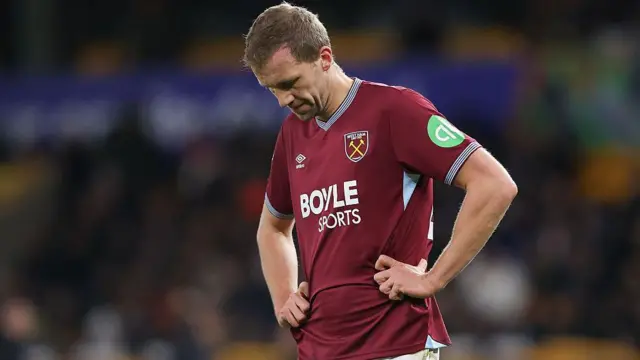 Tomas Soucek of West Ham United looks dejected