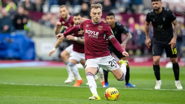 Jarrod Bowen scoring a penalty