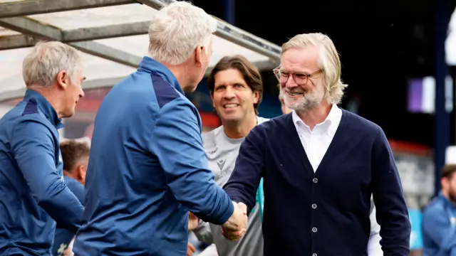 David Moyes and Steven Pressley shake hands