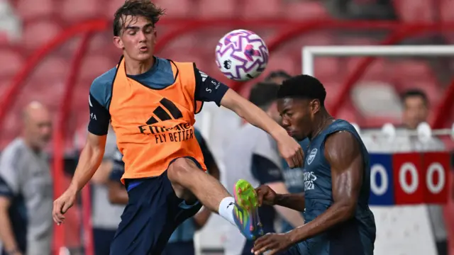 Max Dowman challenges Miles Lewis-Skelly during Arsenal pre-season training in Singapore